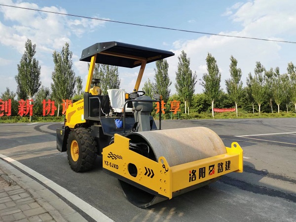 壓路機在道路建設(shè)中